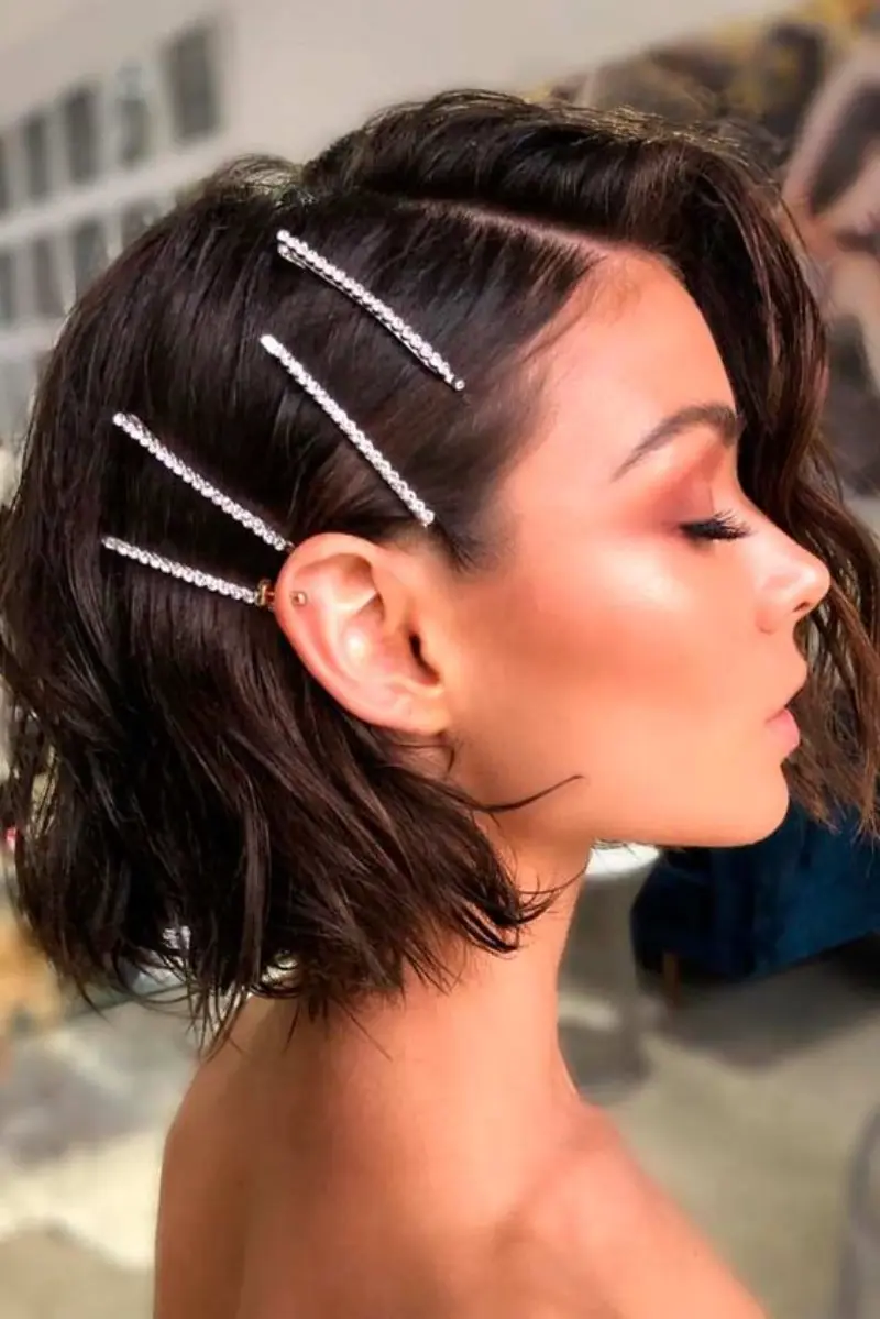 penteado para casamento em cabelo curto com grampos na lateral