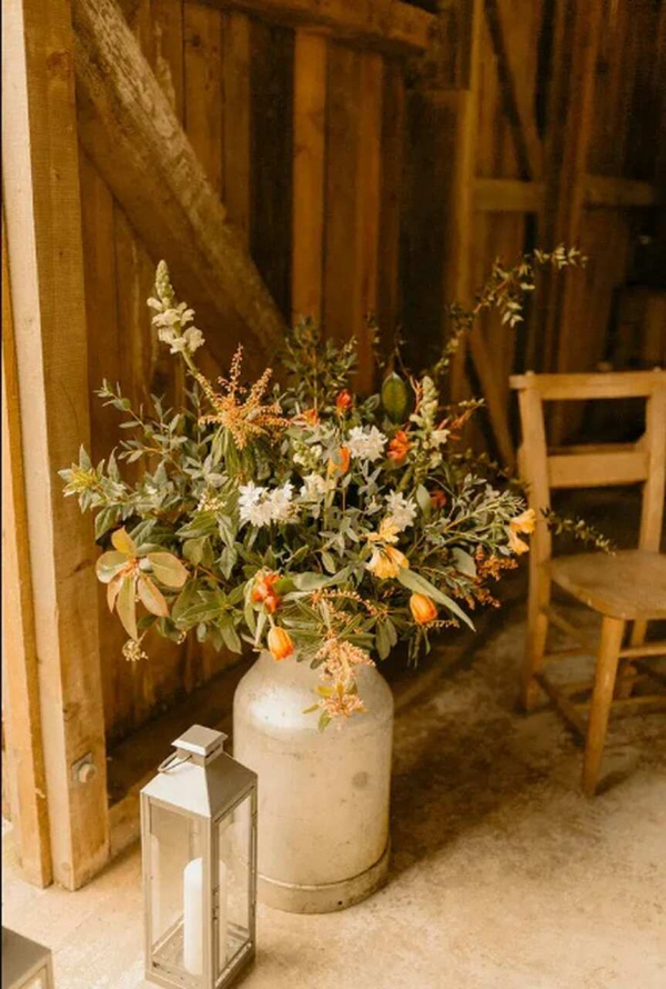 vaso decorado com flores amarelas para casamento rústico