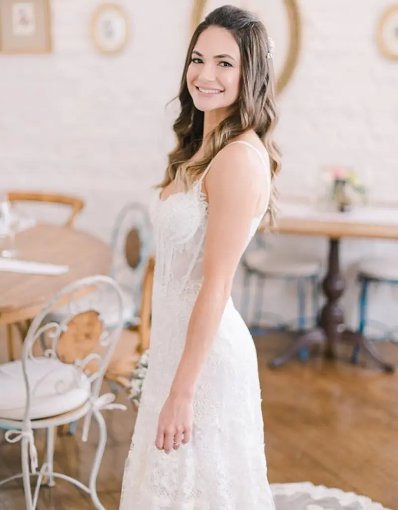 noiva com vestido rendado com alça fina