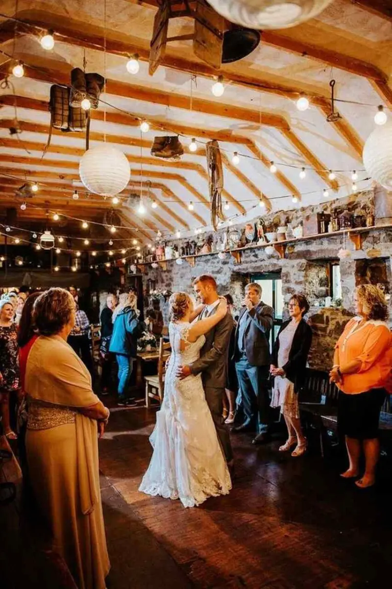 casal dançando em celeiro