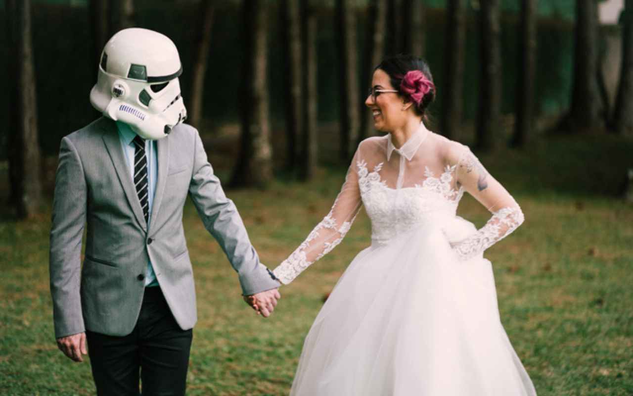 casal de noivos em casamento com tema star wars