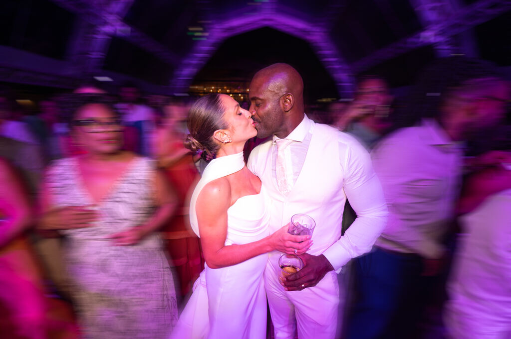 Aline Becker e Rafael Zulu se casam com vista do mar no Estaleiro Guesthouse