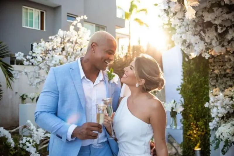 cantor Léo Santana e a dançarina Lore Improta em seu casamento