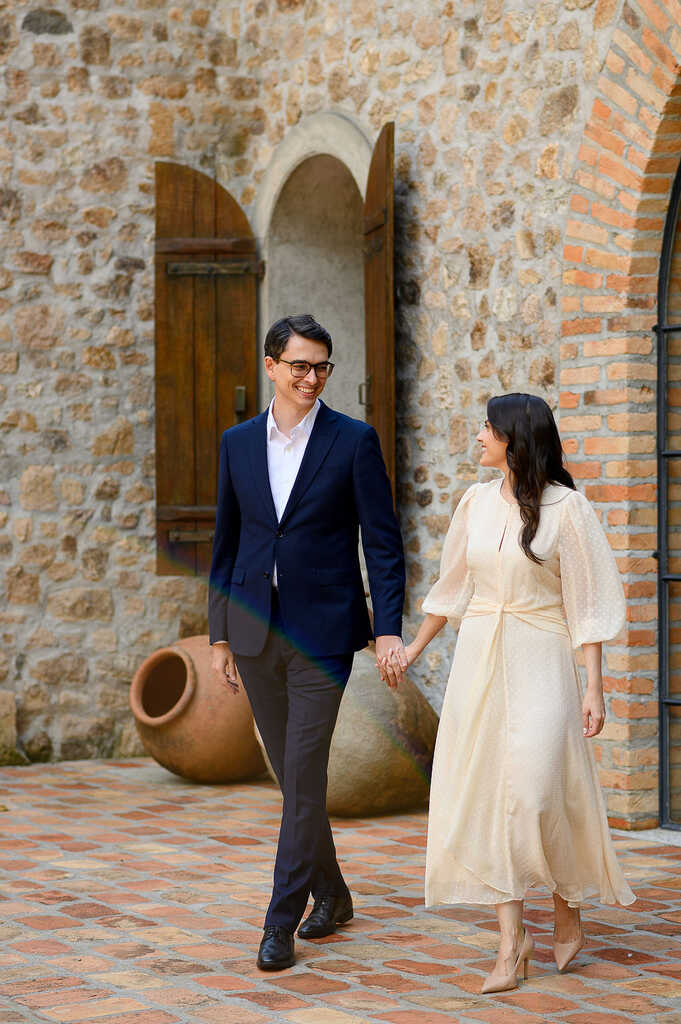 casal de mãos dadas em pré wedding