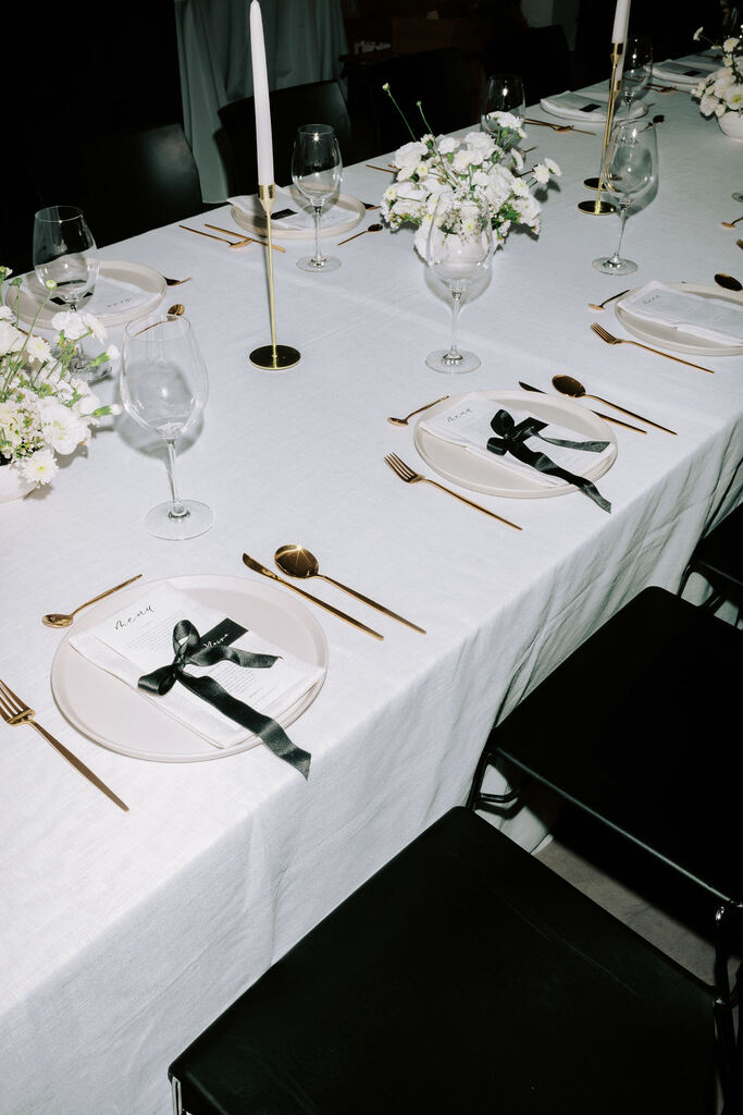 mesa com decoração minimalista