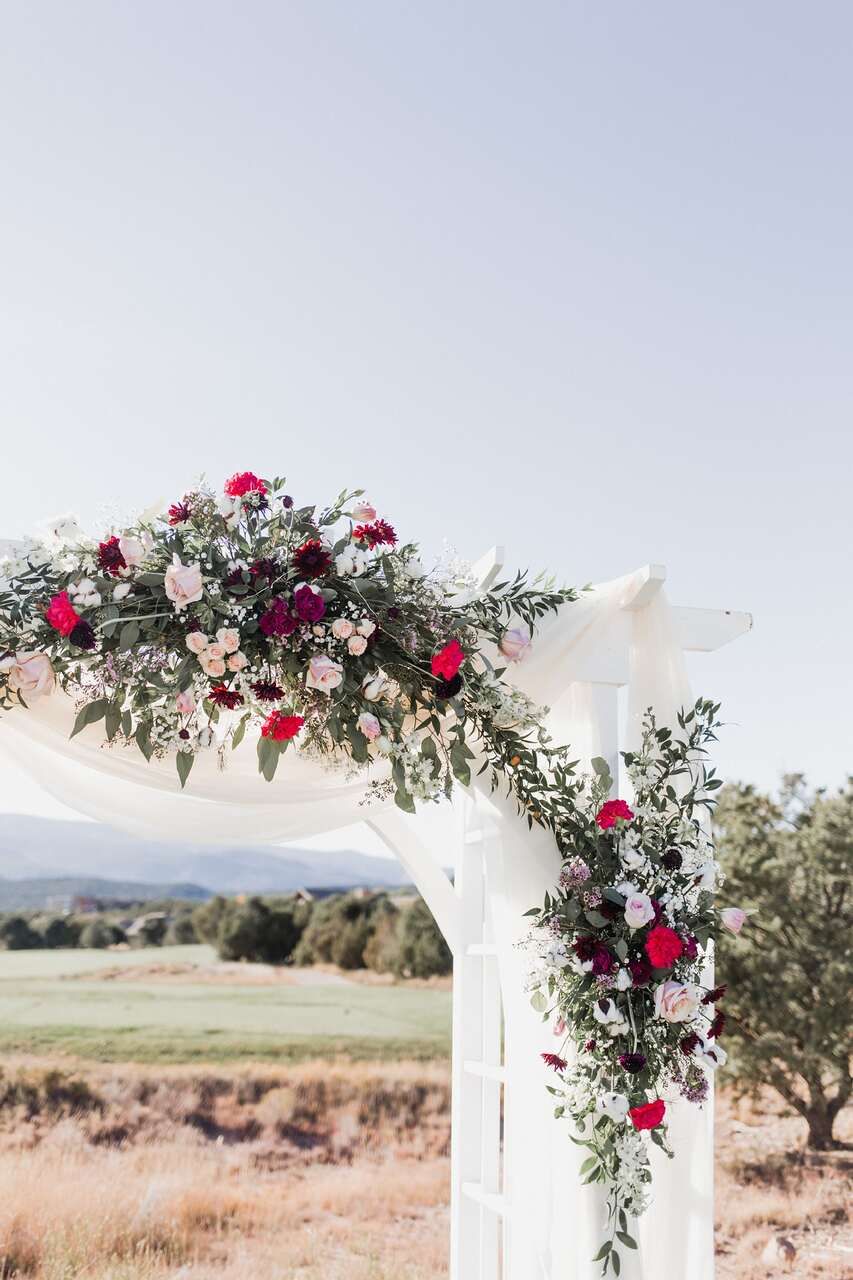 Altar com close nas flores e folhagens que decoram ele