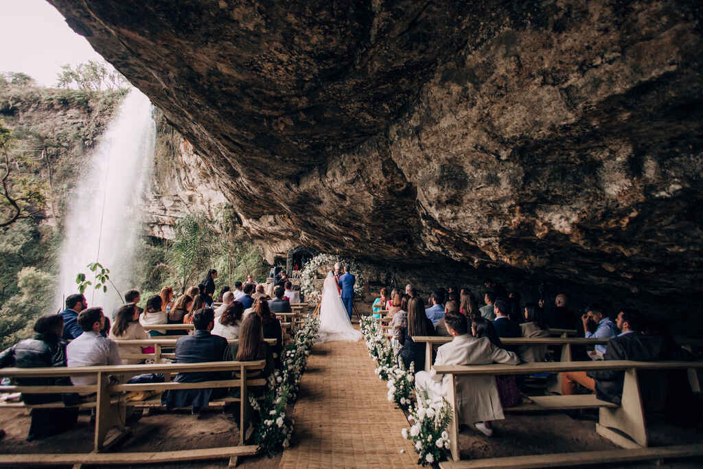 Você se casaria em uma gruta? Esse casal aceitou o desafio!