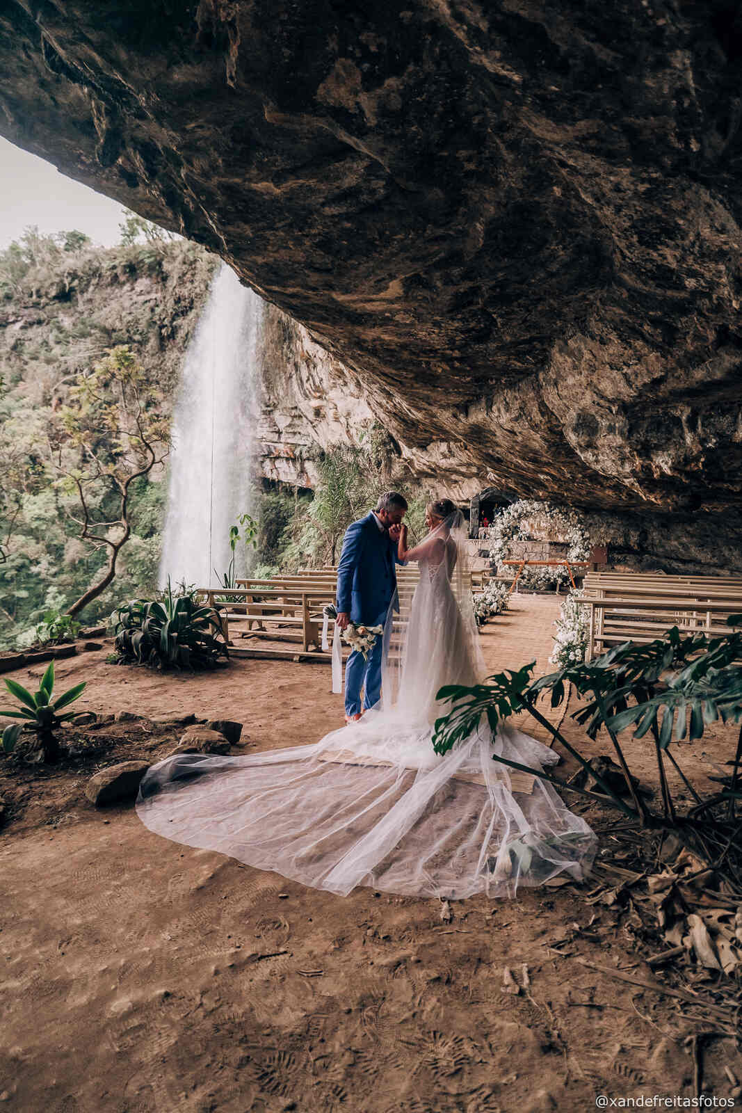 Você se casaria em uma gruta? Esse casal aceitou o desafio!