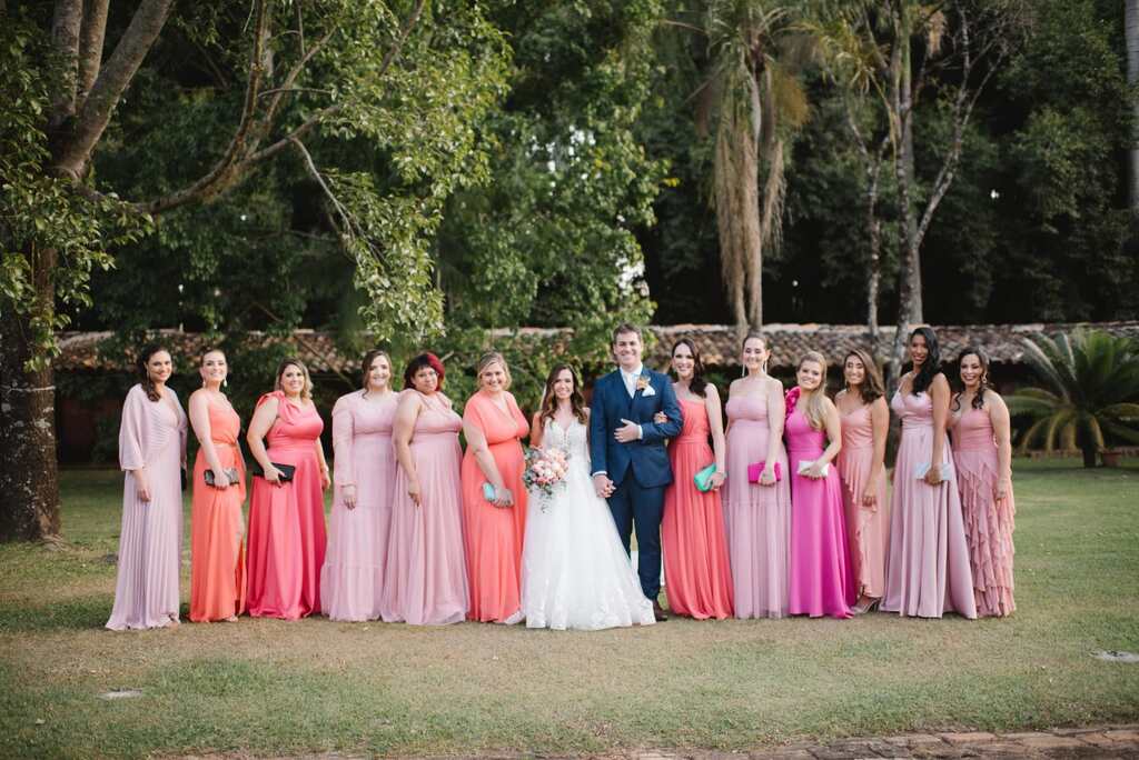 noivos ao lado das madrinhas com vestidos rosa