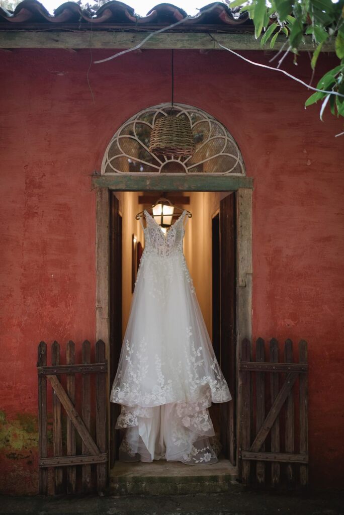 vestido de noiva na frente da porta