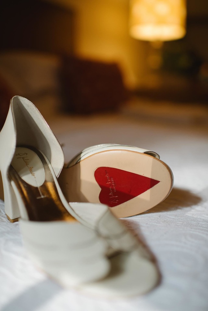 sandália de noiva branca com estampa de coração no solado