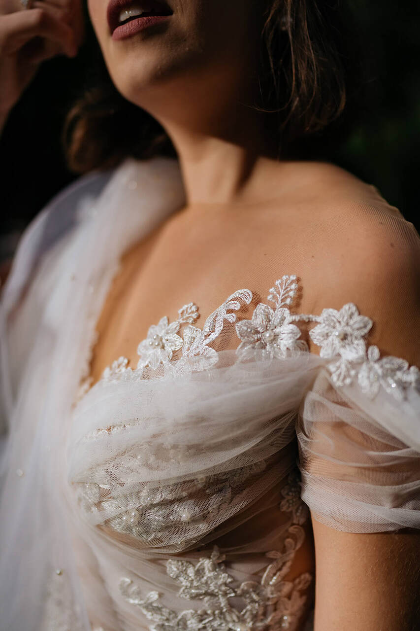 Detalhes de um bordado num vestido de noiva