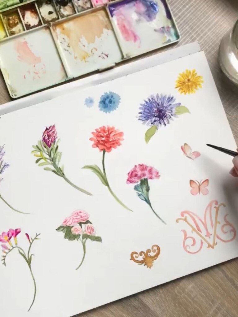 pessoa desenhando flores em aquarela