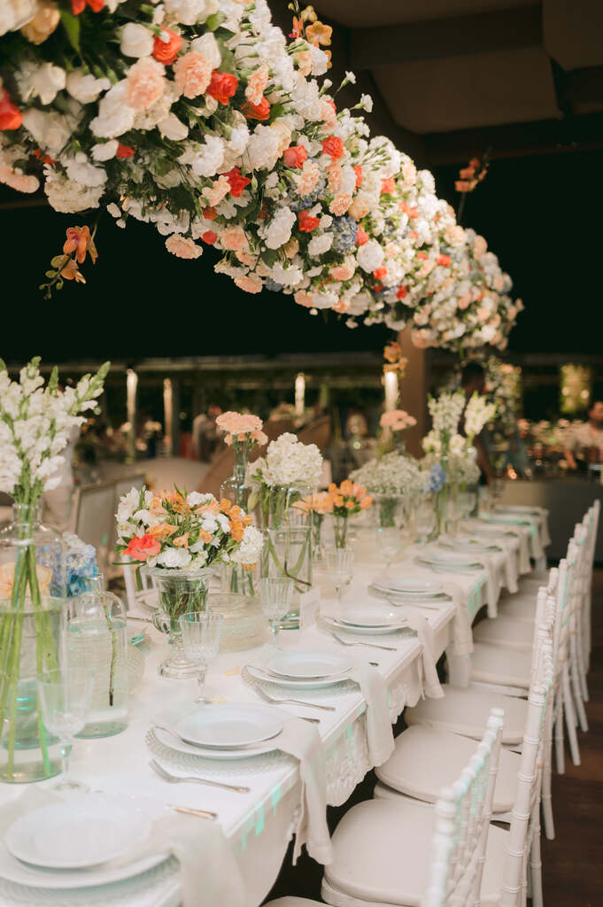 mesa posta decorada com flores coloridas
