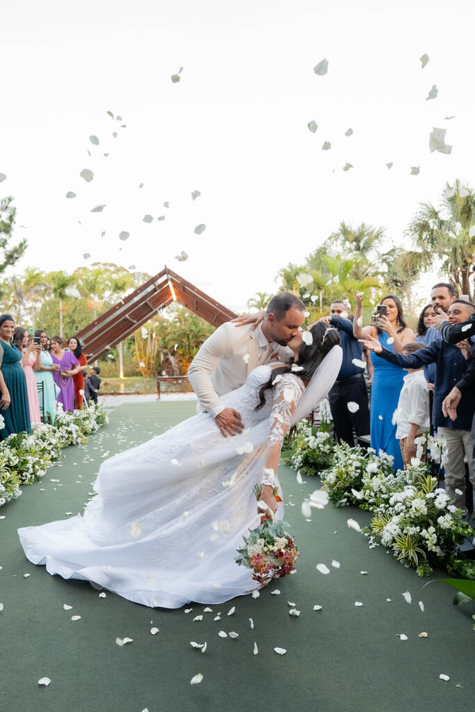 noivos se beijando na saída do casamento