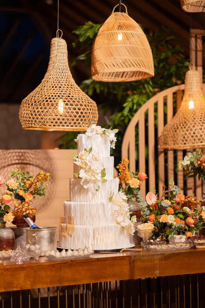 mesa com bolo de casamento