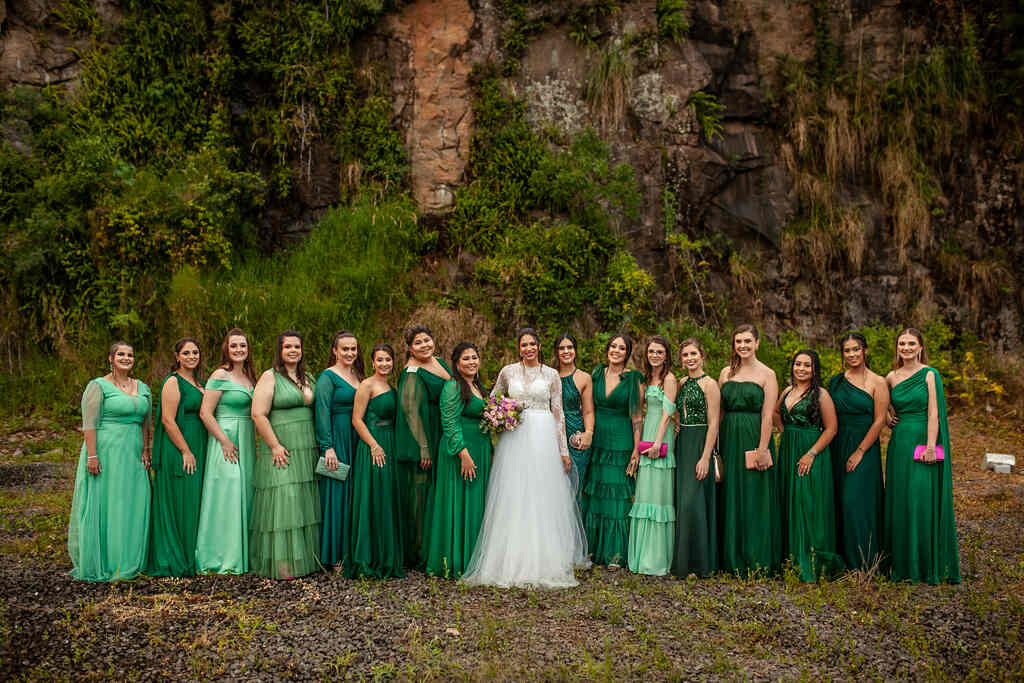 noiva ao lado das madrinhas com vestido verde