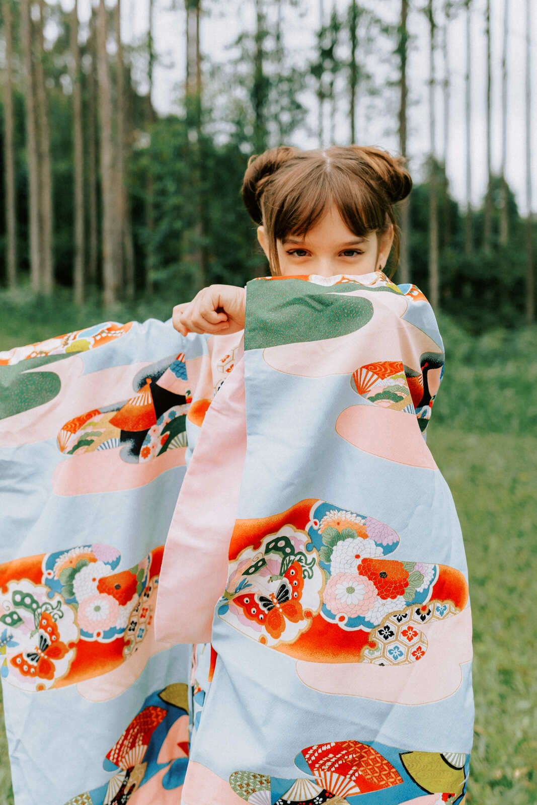 daminha com kimono colorido