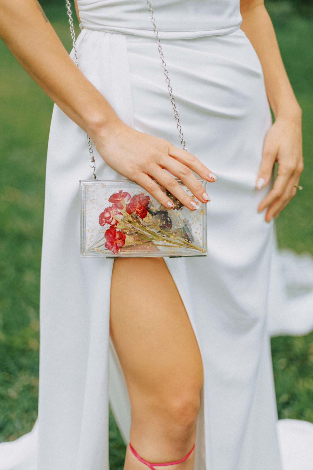 noiva com bolsa de acrilico com flores prensadas