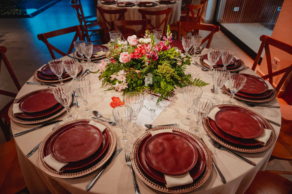 mesa posta com pratos na cor marsala