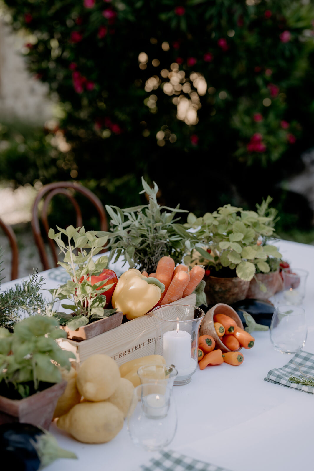 mesas postas com legumes no centro