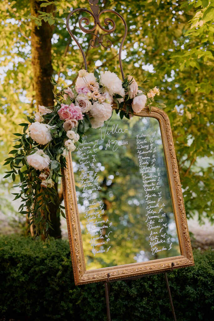 espelho dourado com flores