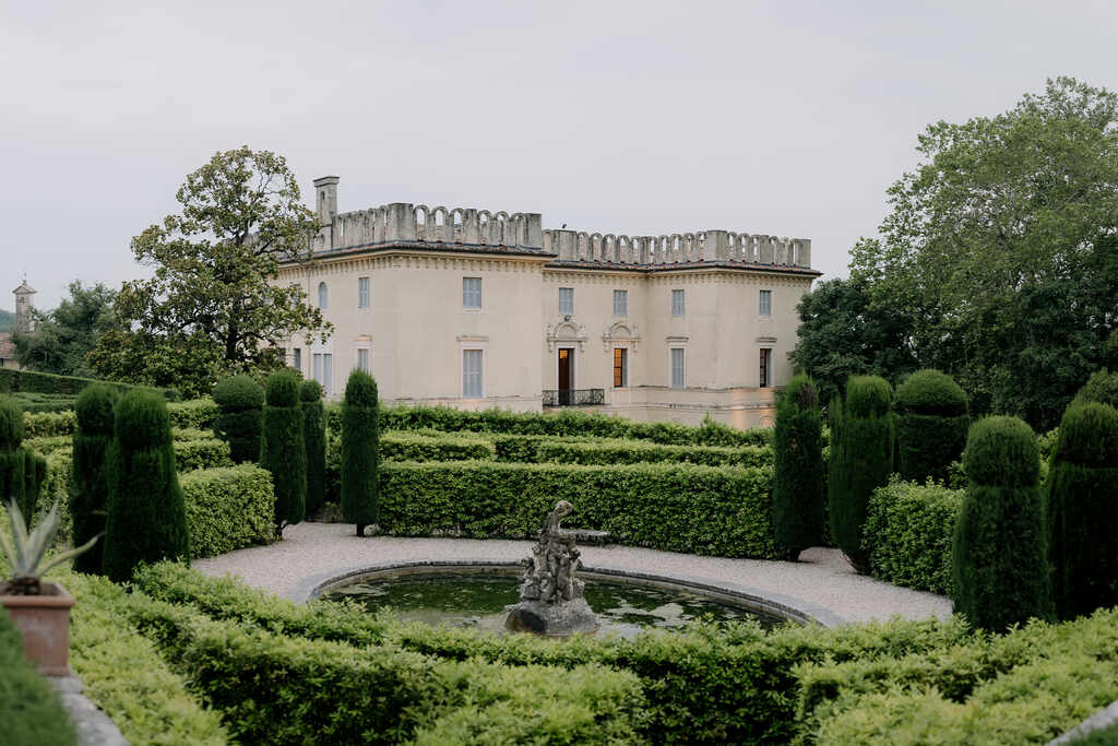 casarão antigo com jardins clássicos na itália