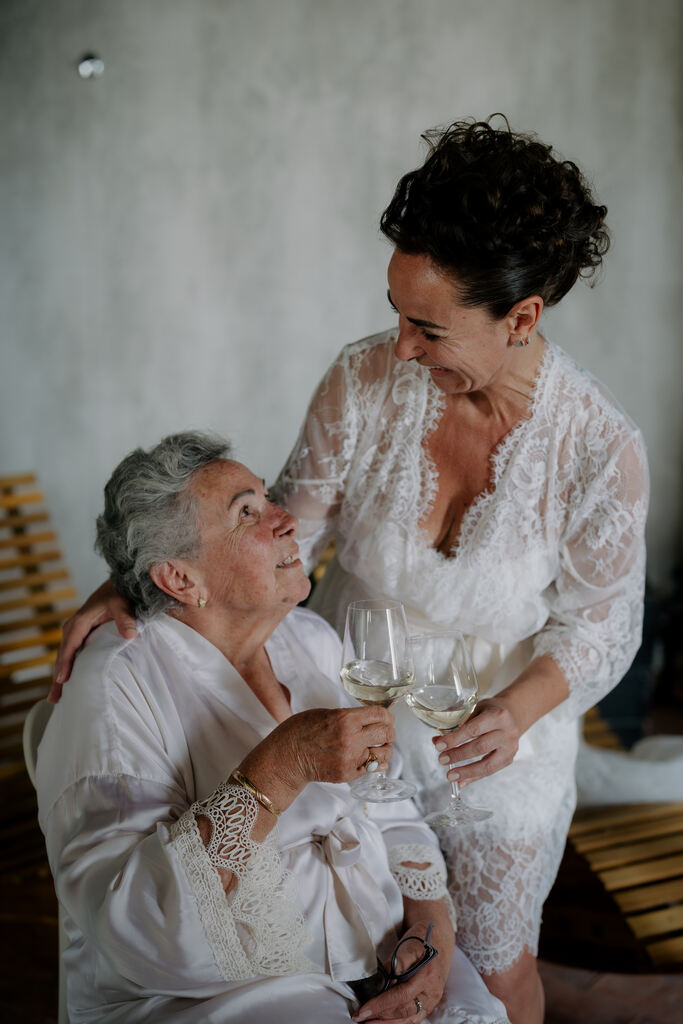 noiva brindando com a avó com robe branco rendado
