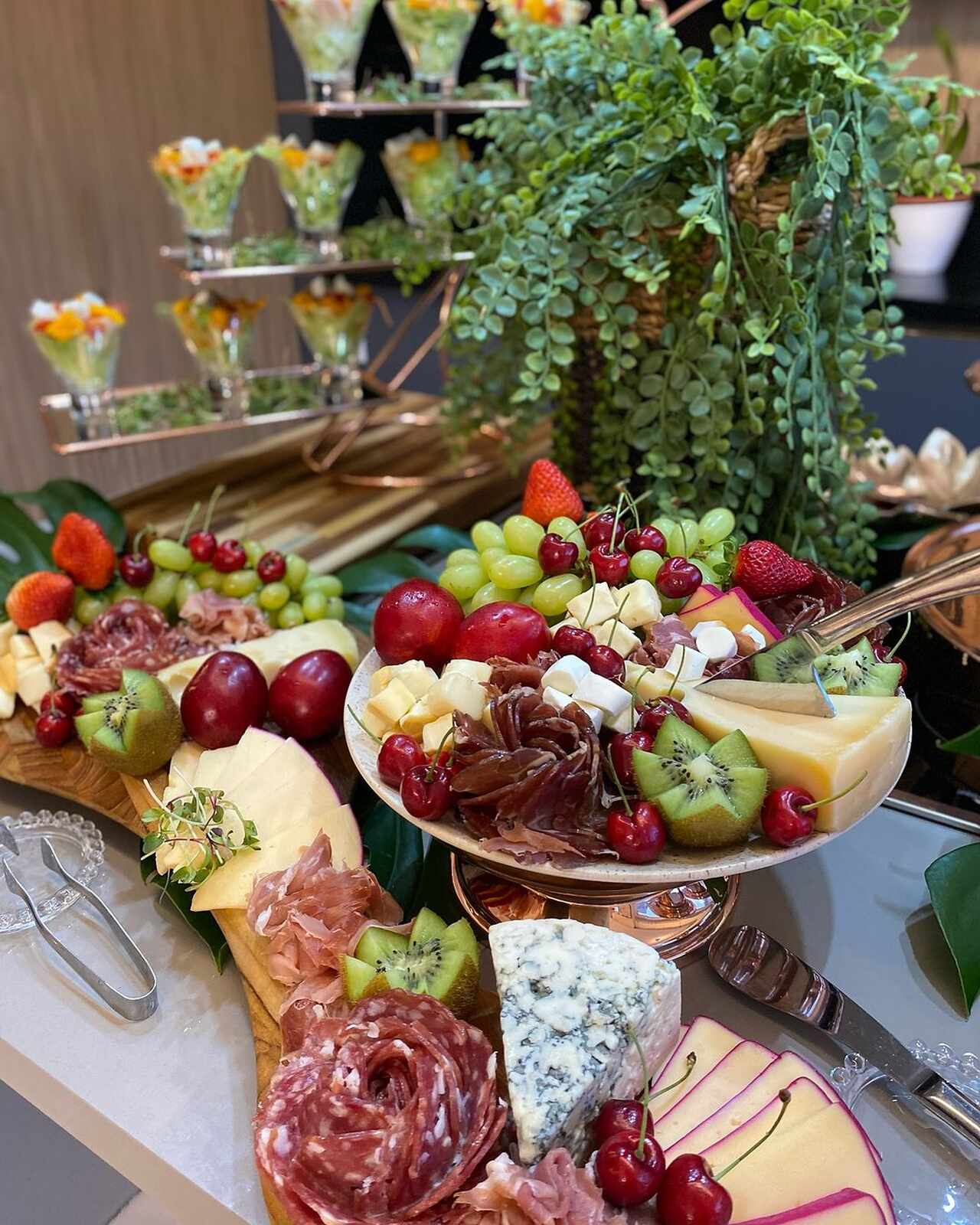 mesa de buffet de casmaento com queijos e frutas