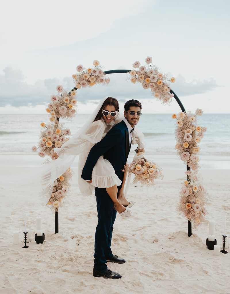 foto de casamento civil na praia pé na areia