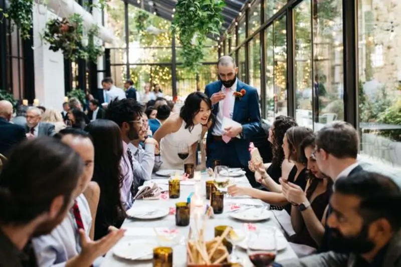 noivos e convidados em almoço de casamento