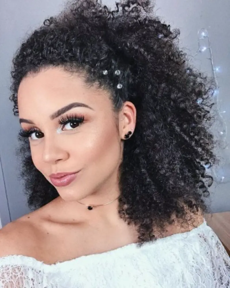  penteado simples para casamento cacheado volumoso