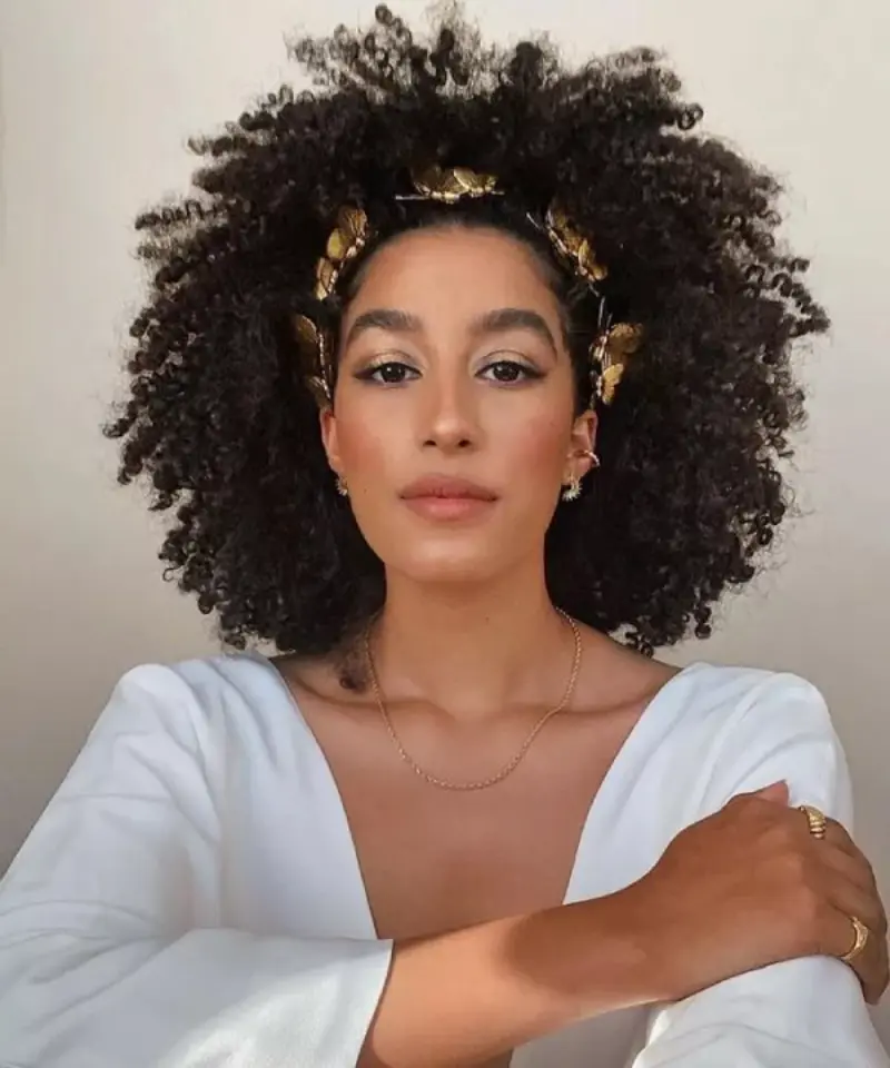  penteado simples para casamento em cabelo cacheado