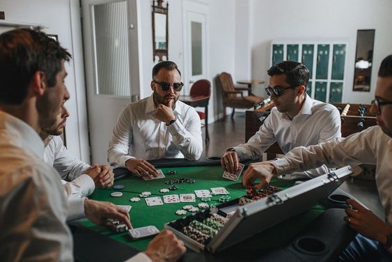 Homens ogando poker