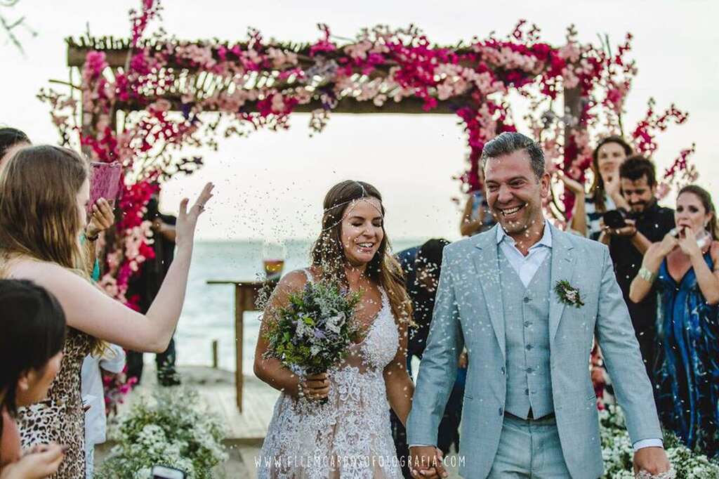 saída dos noivos em casamento na praia