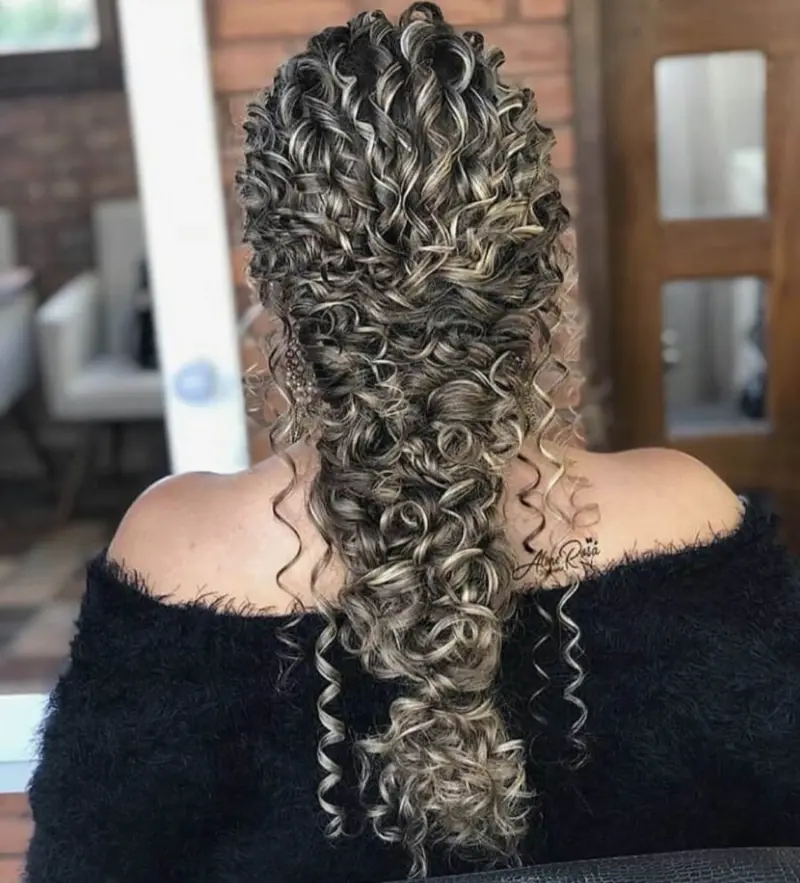  trança solta em cabelo cacheado