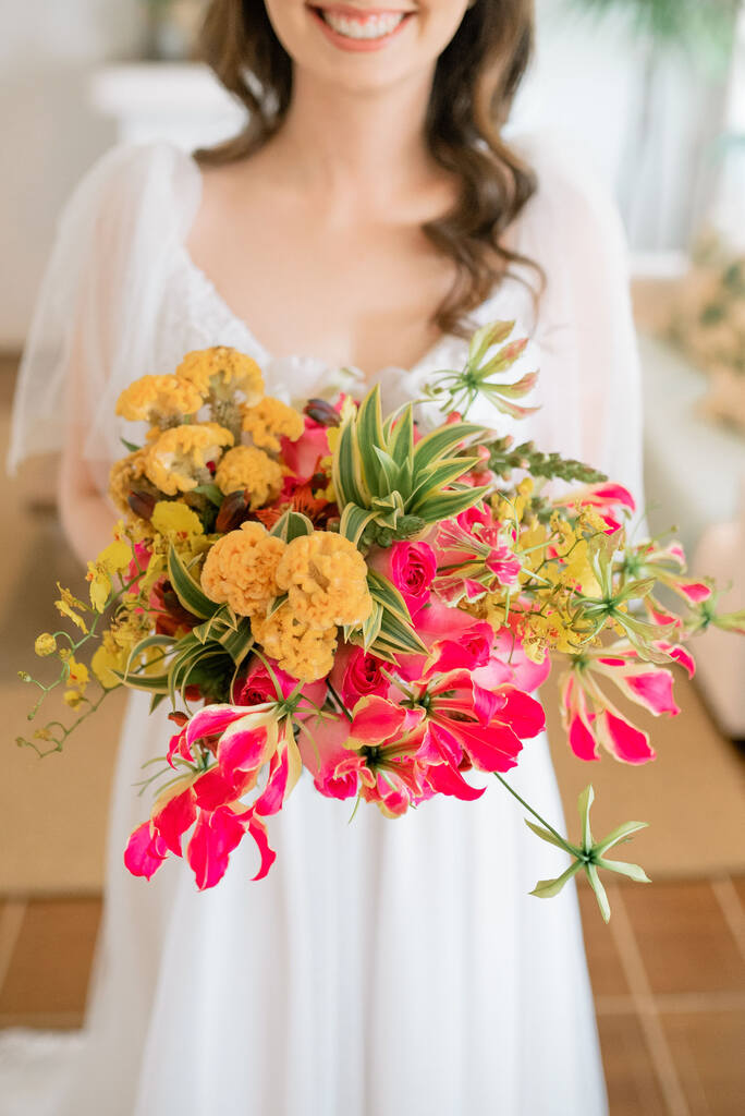 Buquê de noiva com flores rosas e amarelas