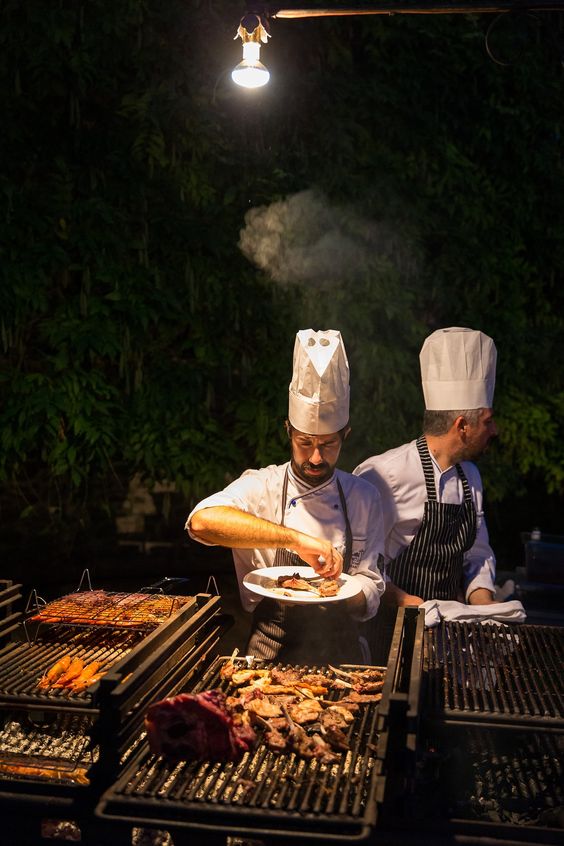 Chefs na grelha assando um churrasco