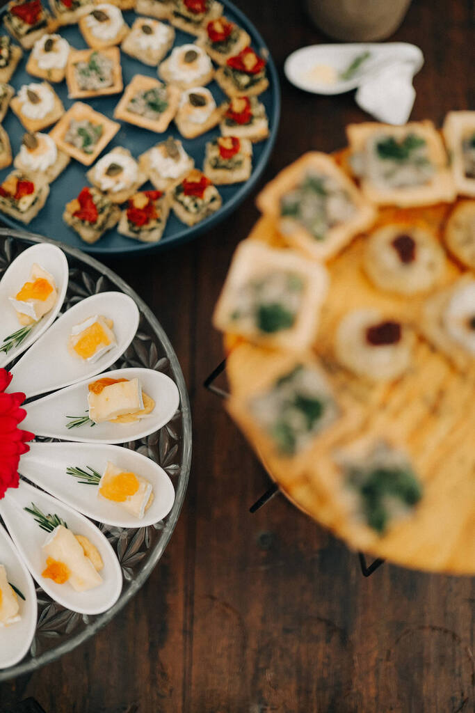 Finger foods servidos em uma mesa