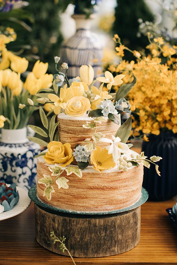 Naked Cake com flores amarelas para enfeitar