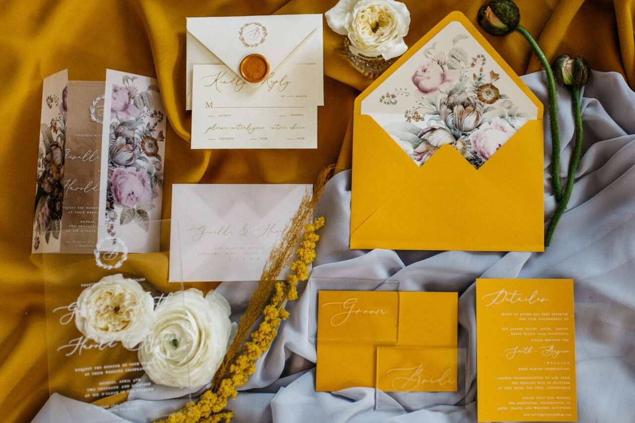 Papelaria de casamento com detalhes em amarelo