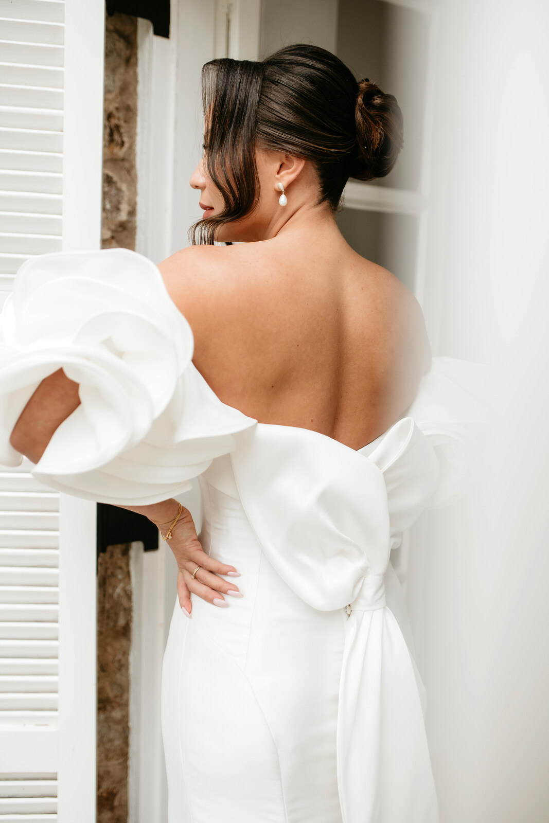 mulher com vestido de noiva com laço nas costas
