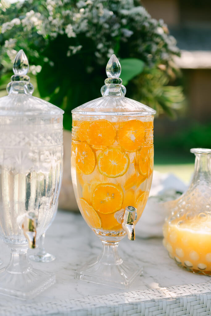 Suqueira com água saborizada com rodelas grandes de laranja