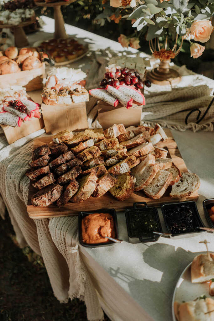 Mesa com tábua de pães e antepastos