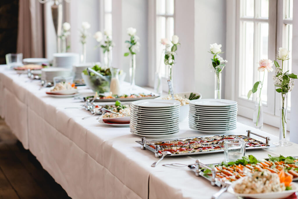 Mesa com as comidas para casamento 