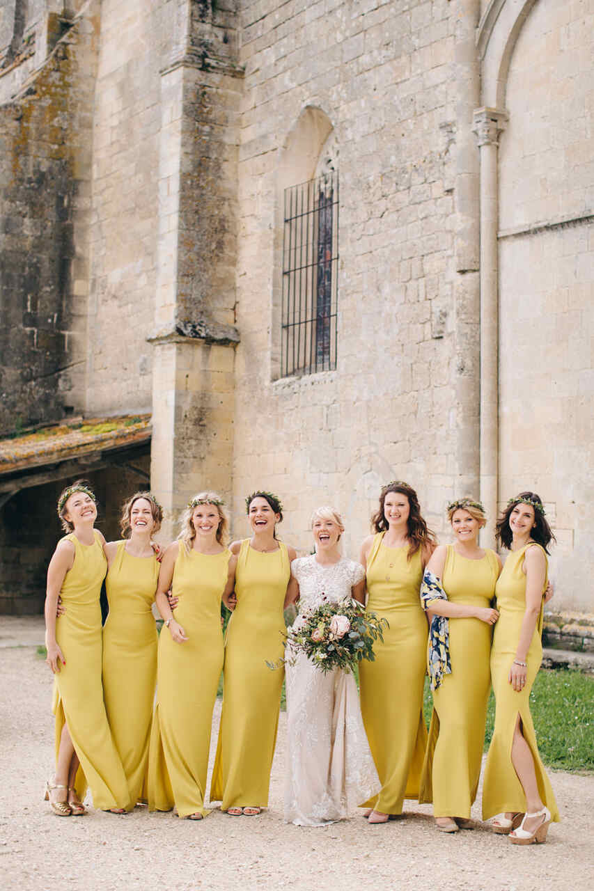 Noiva ao centro com suas madrinhas de casamento vestidas de amarelo