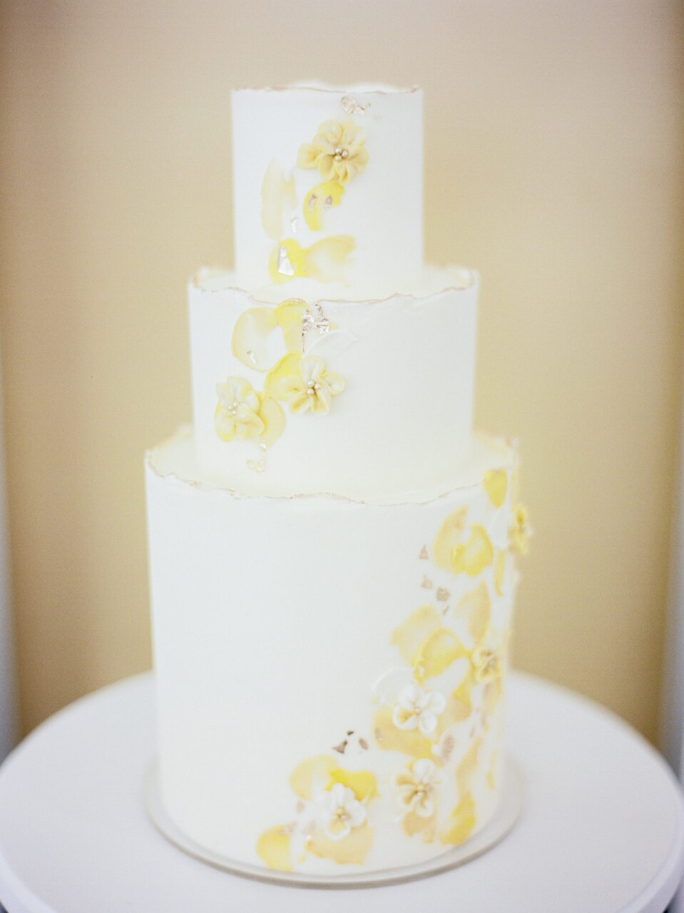 Bolo de 3 andares branco com detalhes florais em amarelo