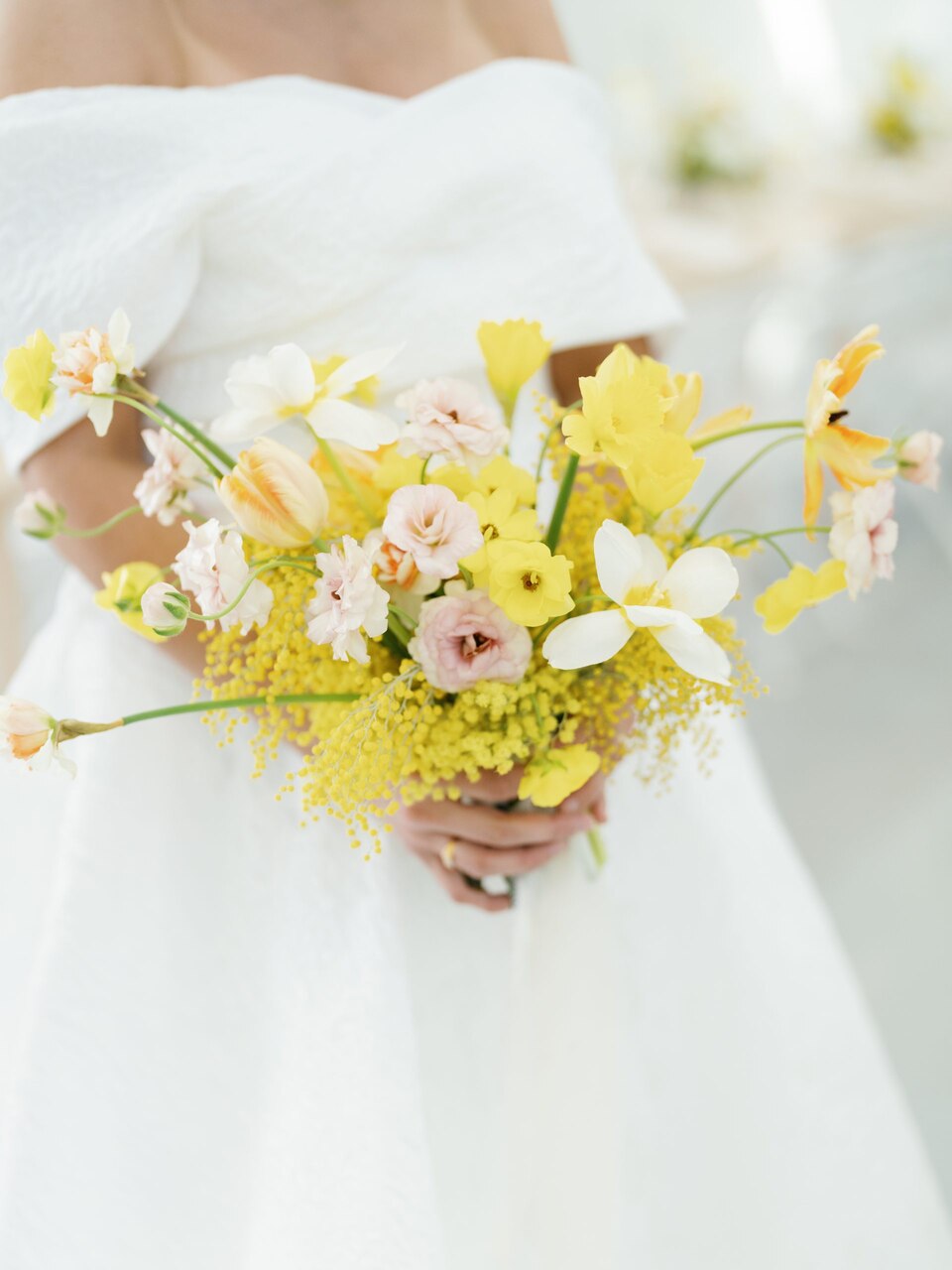 Buquê com diferentes flores amarelas e brancas