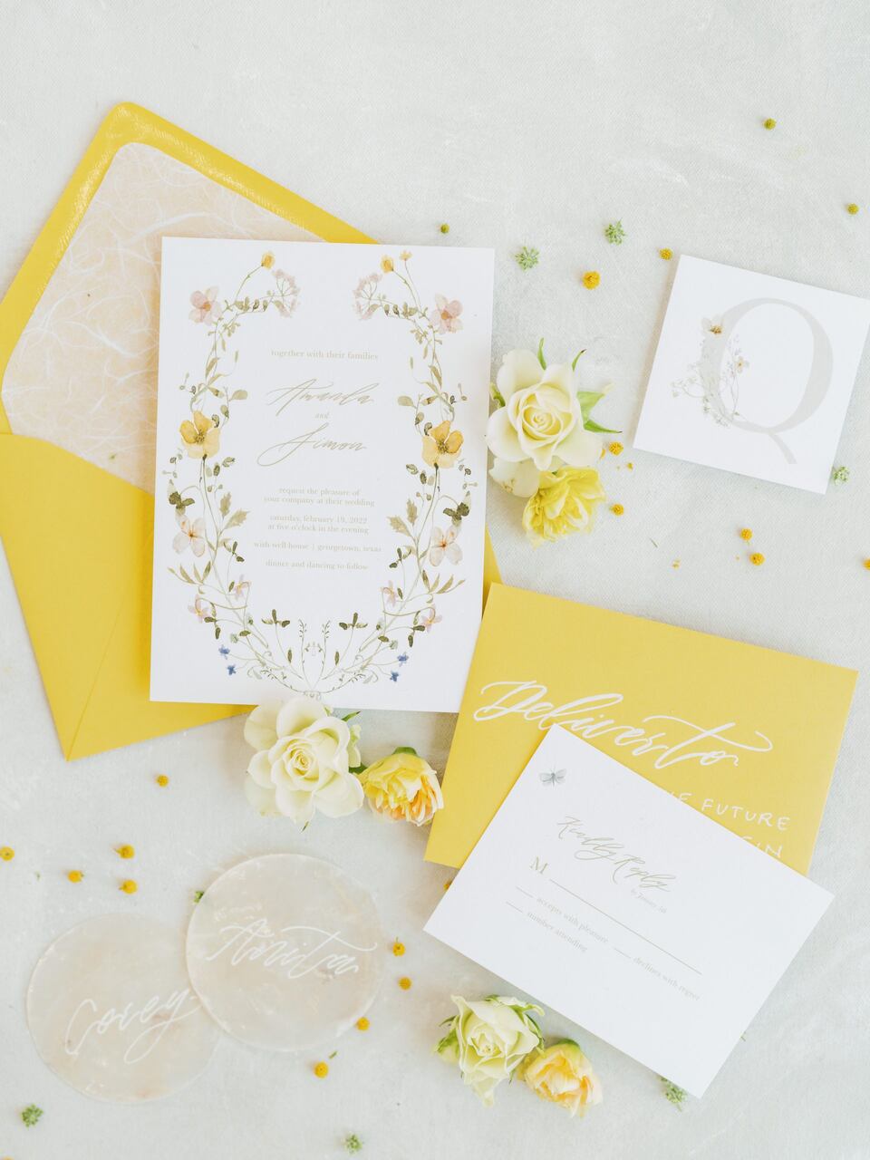 Convite de casamento branco com envelope amarelo