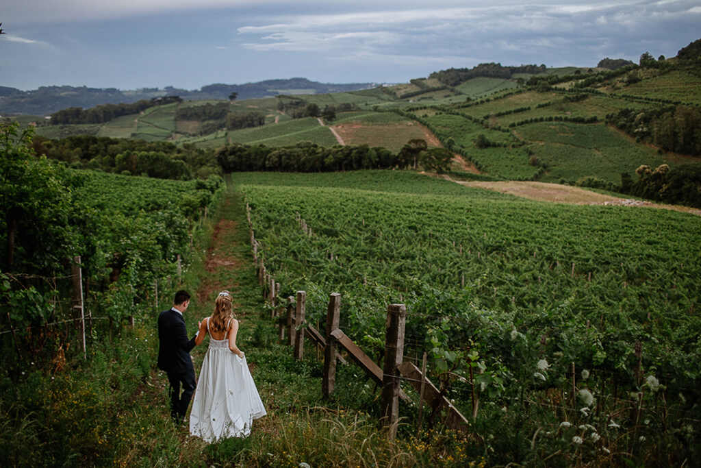 Casal descendo o caminho no meio de da vinícola Ravanello, em Gramado